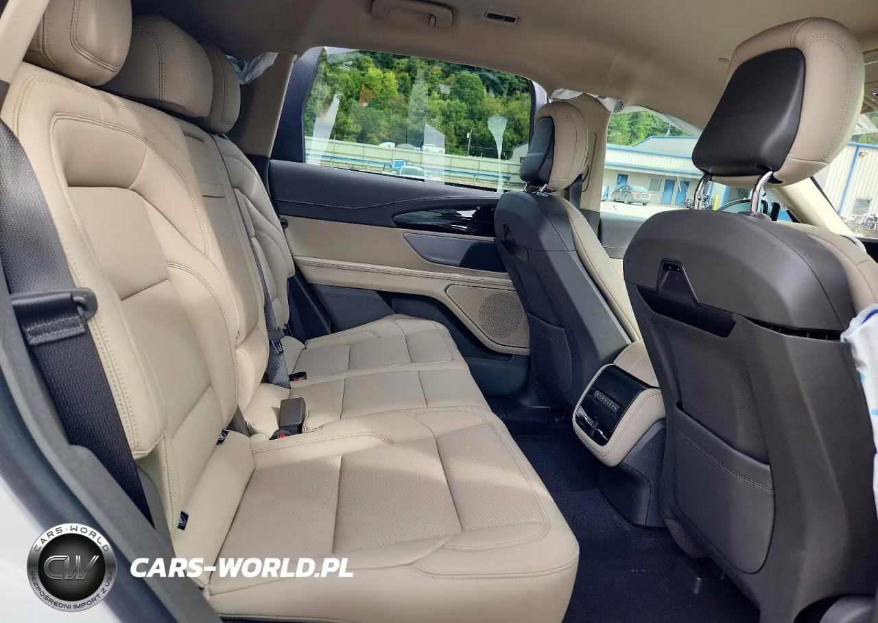 2025 Lincoln Nautilus Premiere VIN:5LMPJ8JA8SJ949318 - 11