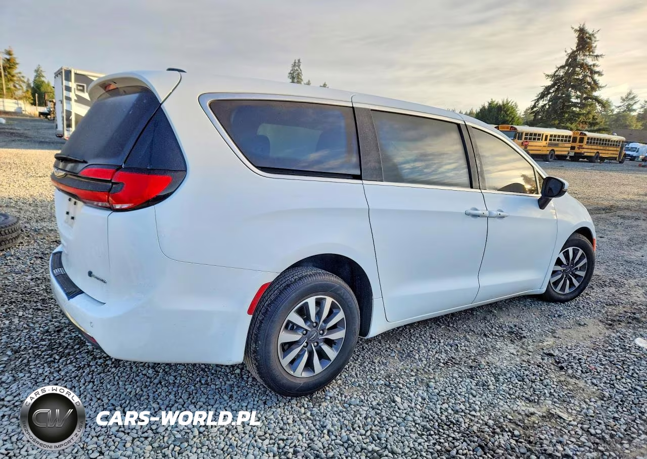 2023 Chrysler Pacifica Hybrid Touring L VIN:2C4RC1L73PR622525 - 3