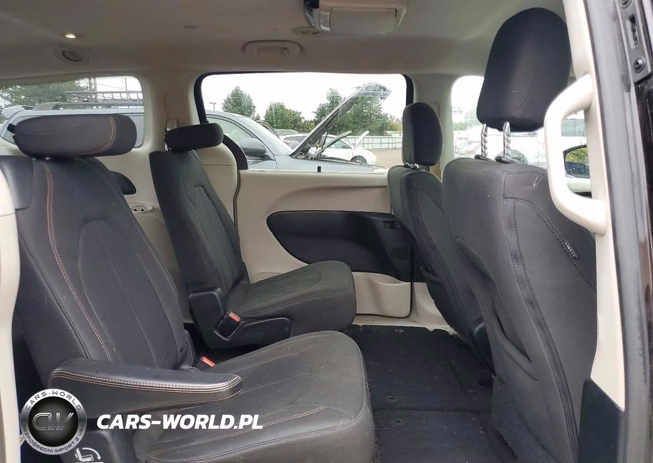 2018 Chrysler Pacifica Touring Plus VIN:2C4RC1FG2JR294064 - 11