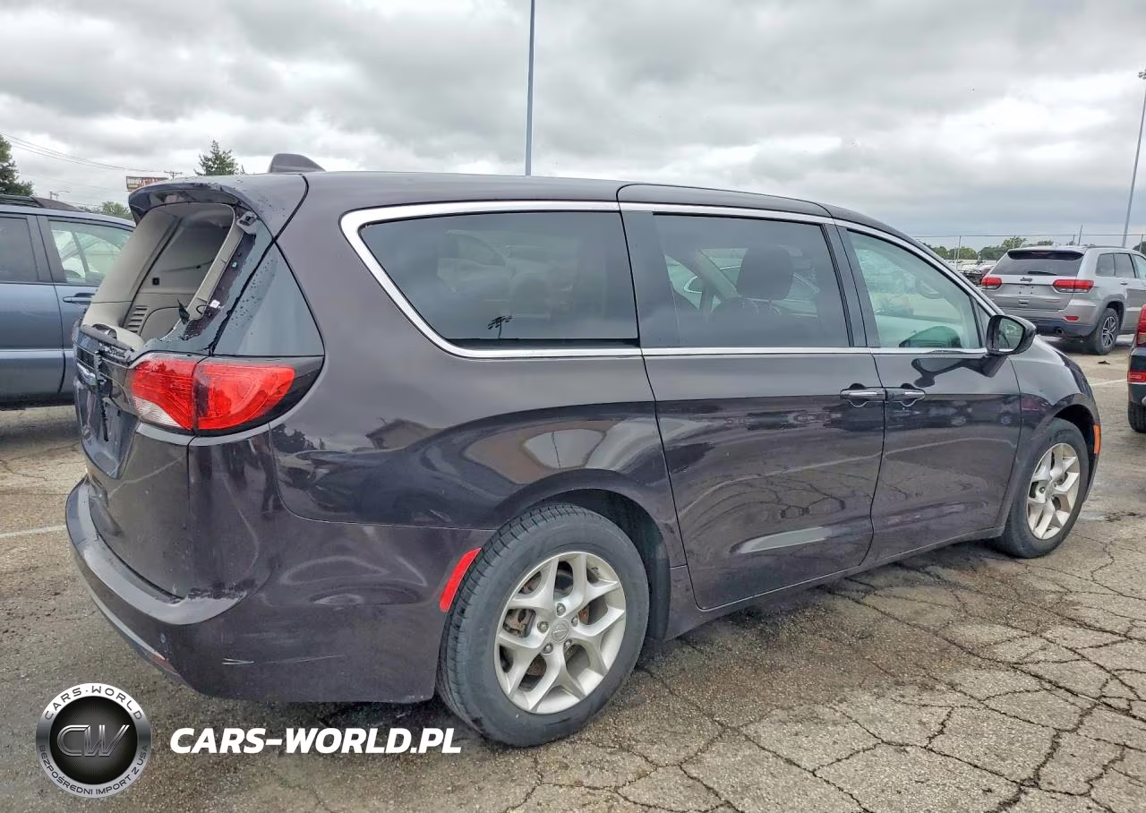2018 Chrysler Pacifica Touring Plus VIN:2C4RC1FG2JR294064 - 3