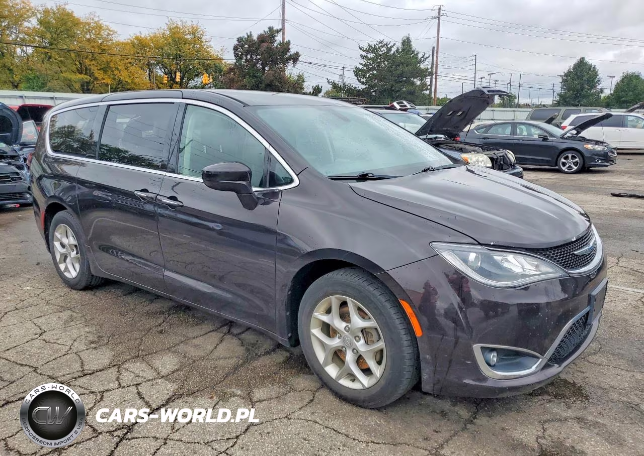 2018 Chrysler Pacifica Touring Plus VIN:2C4RC1FG2JR294064 - 4