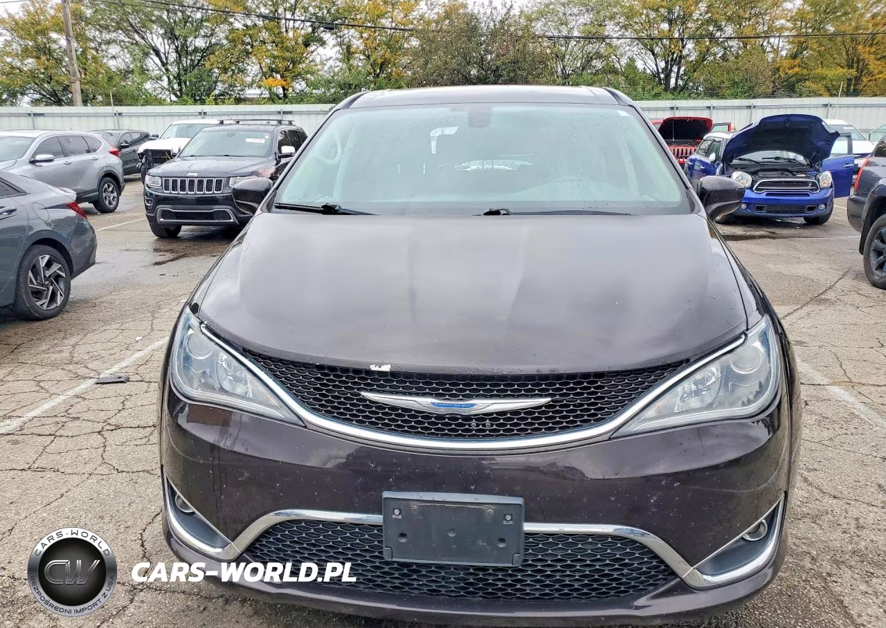 2018 Chrysler Pacifica Touring Plus VIN:2C4RC1FG2JR294064 - 5