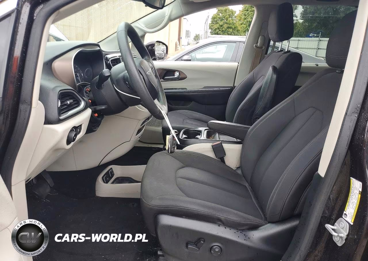 2018 Chrysler Pacifica Touring Plus VIN:2C4RC1FG2JR294064 - 7