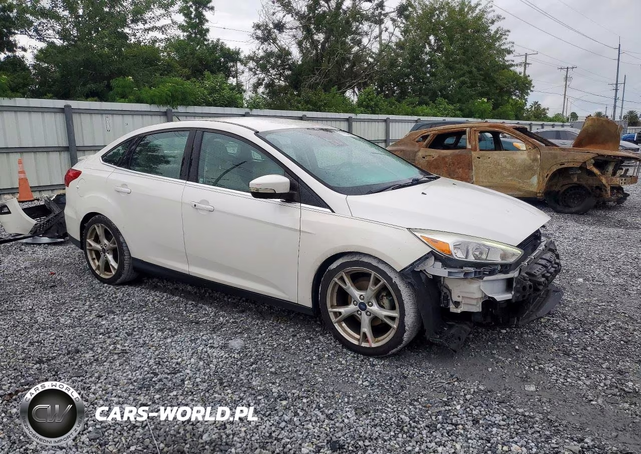 2016 Ford Focus Titanium VIN:1FADP3J27GL232835 - 4