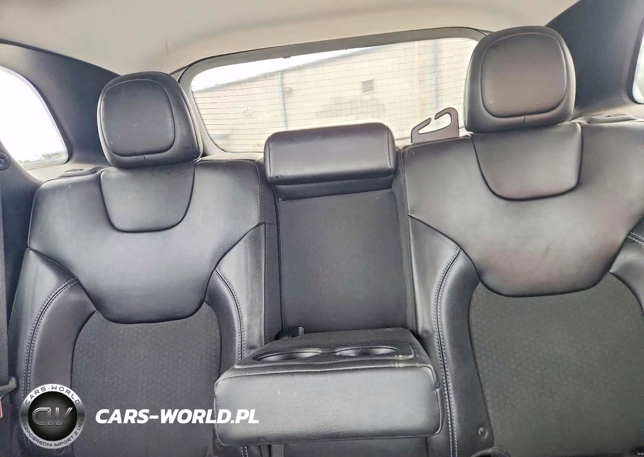2019 Jeep Cherokee Latitude Plus VIN:1C4PJLLB9KD263299 - 10
