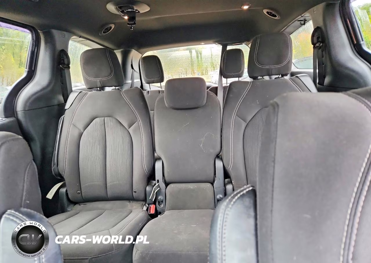 2018 Chrysler Pacifica Touring Plus VIN:2C4RC1FG1JR204502 - 10