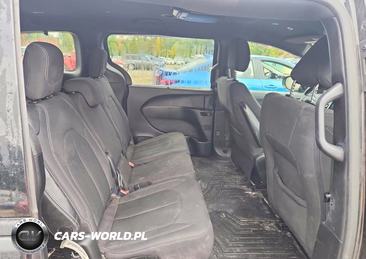2018 Chrysler Pacifica Touring Plus VIN:2C4RC1FG1JR204502 - 11