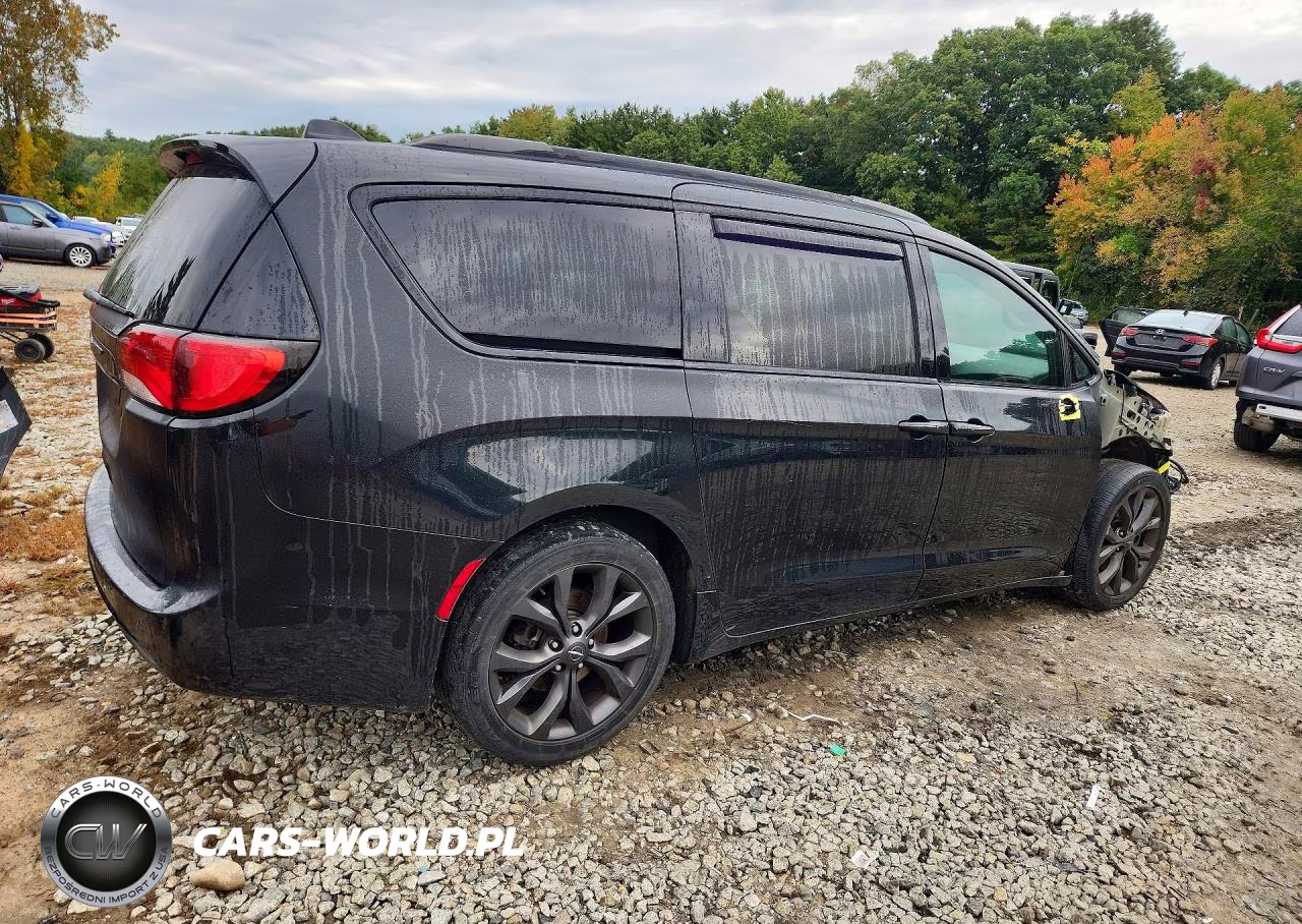 2018 Chrysler Pacifica Touring Plus VIN:2C4RC1FG1JR204502 - 3