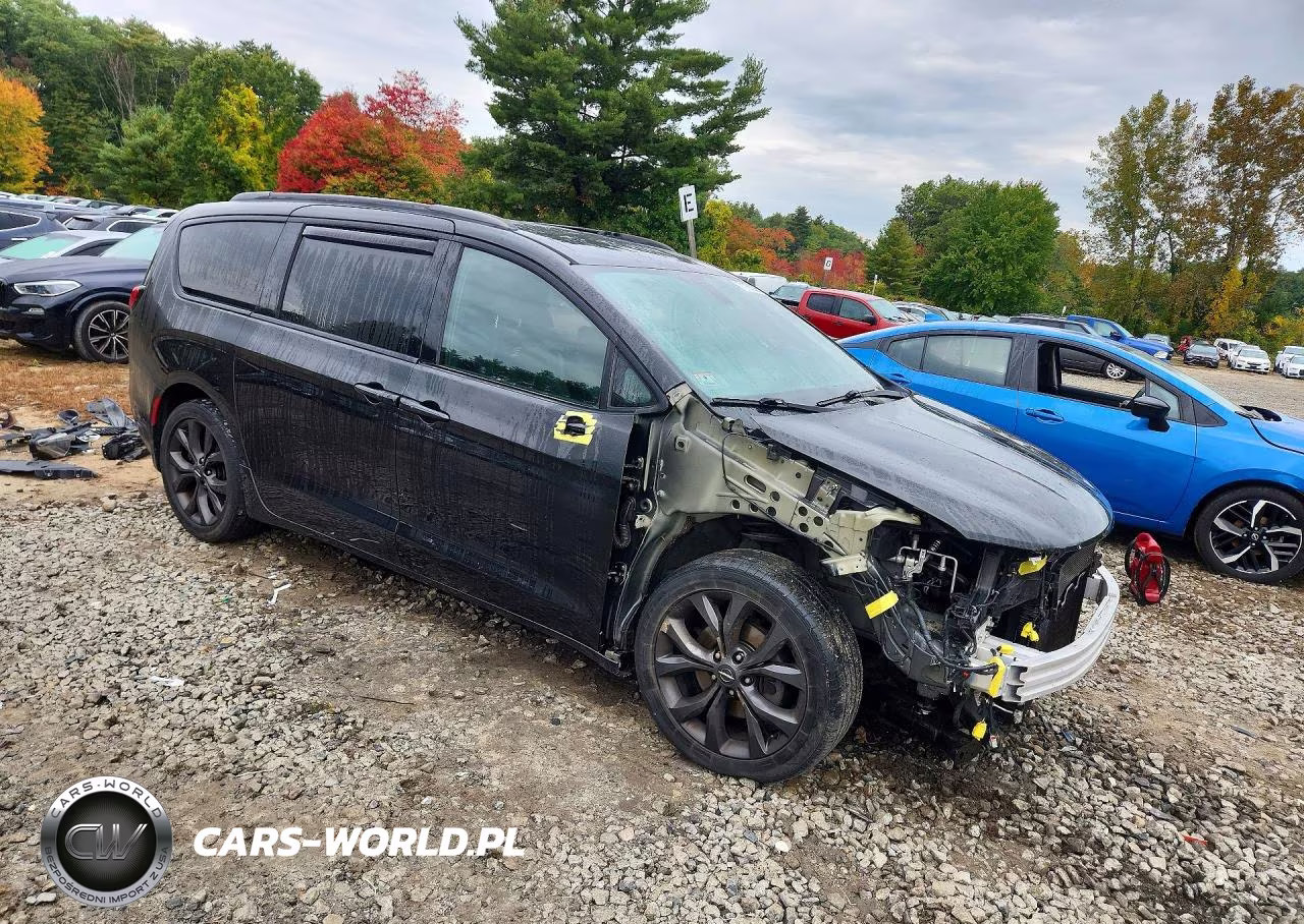 2018 Chrysler Pacifica Touring Plus VIN:2C4RC1FG1JR204502 - 4