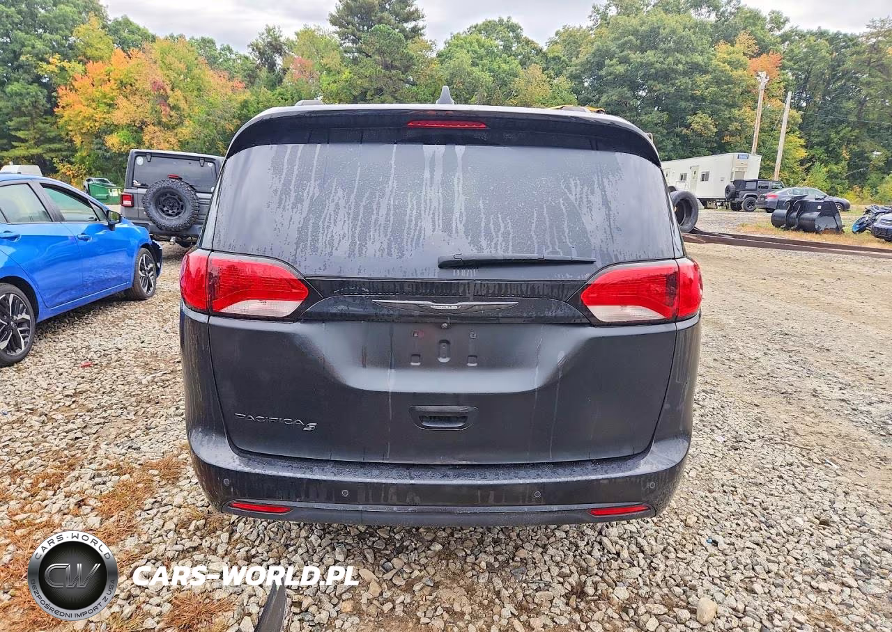 2018 Chrysler Pacifica Touring Plus VIN:2C4RC1FG1JR204502 - 6