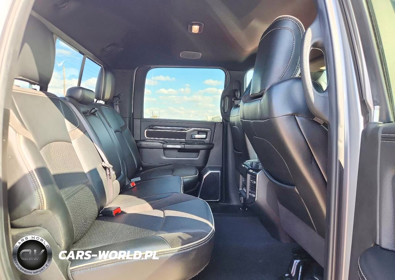 2019 Ram 2500 Laramie VIN:3C6UR5FL9KG613603 - 10