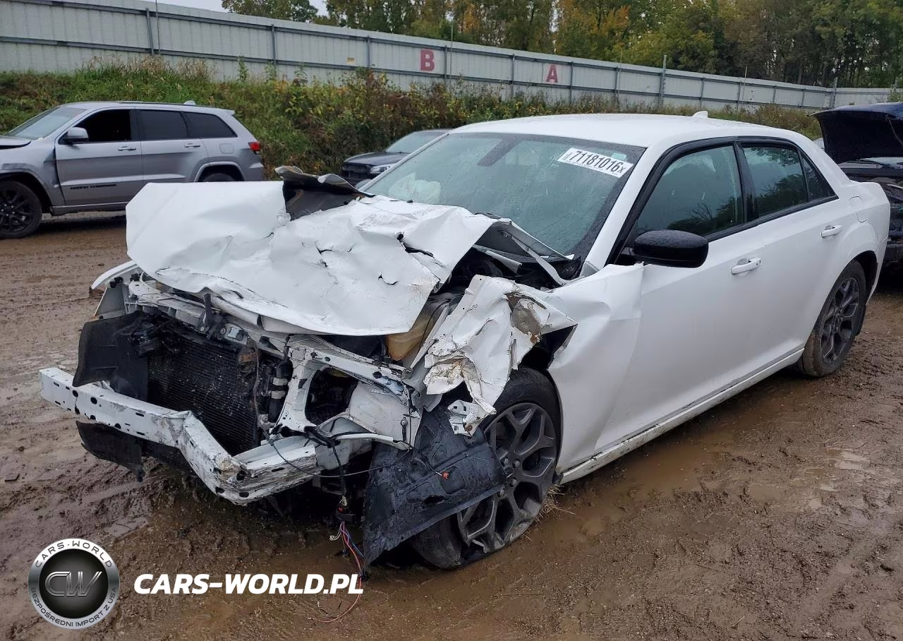 2018 Chrysler 300 Touring VIN:2C3CCARG3JH208398 - 1