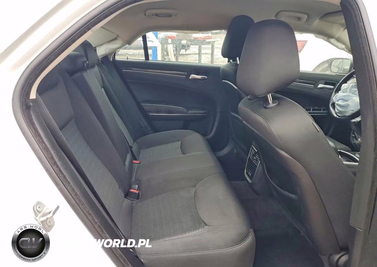2018 Chrysler 300 Touring VIN:2C3CCARG3JH208398 - 10