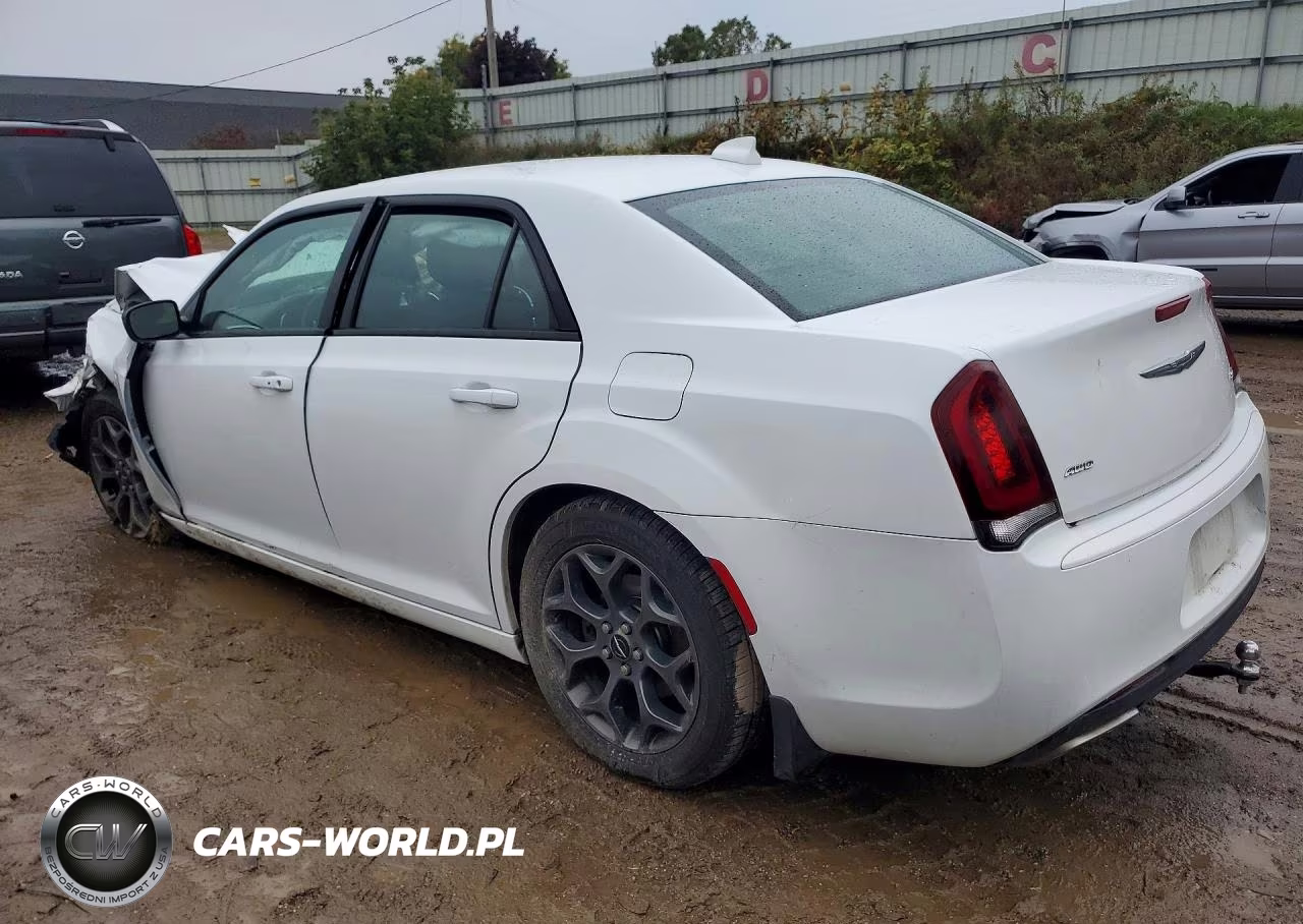 2018 Chrysler 300 Touring VIN:2C3CCARG3JH208398 - 2