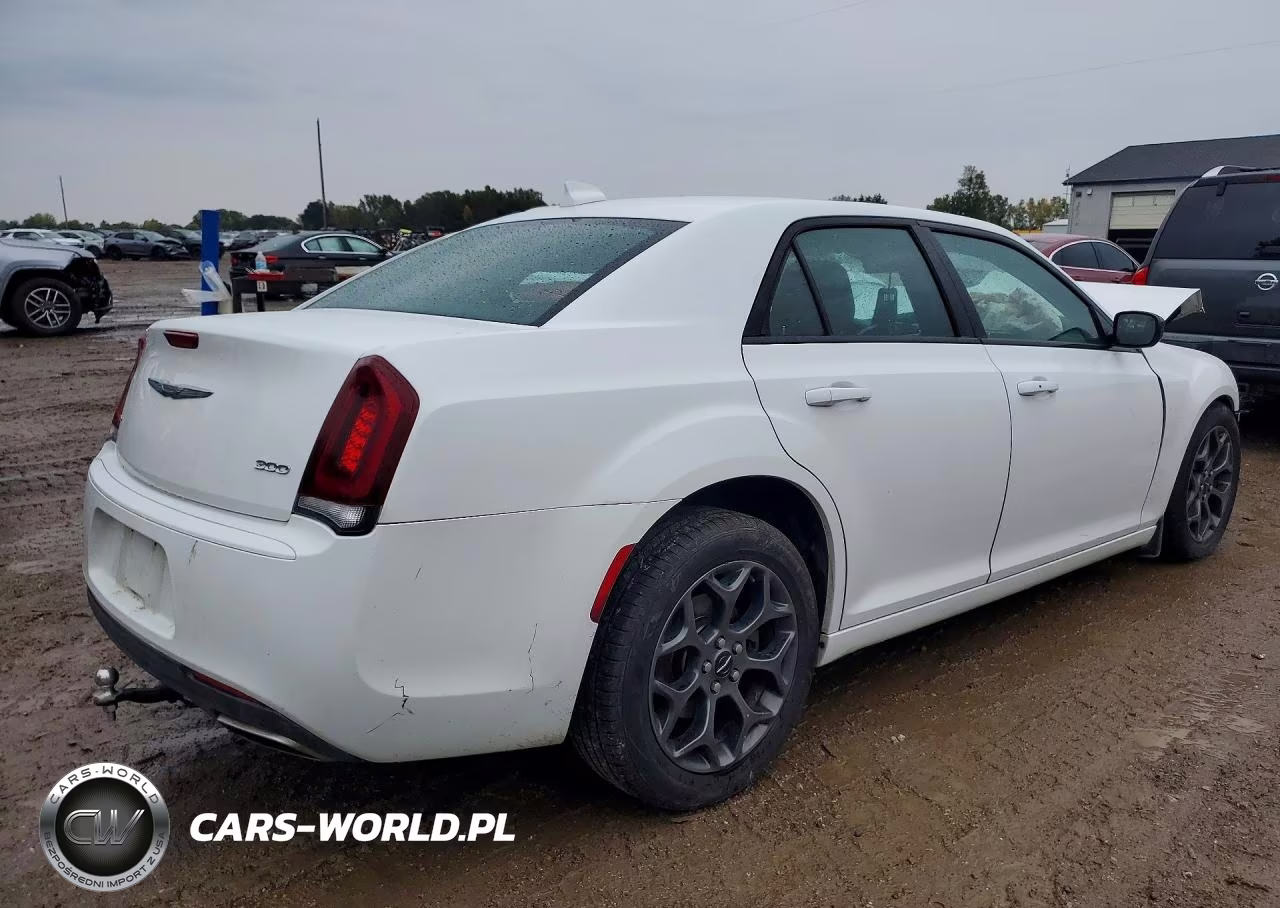 2018 Chrysler 300 Touring VIN:2C3CCARG3JH208398 - 3