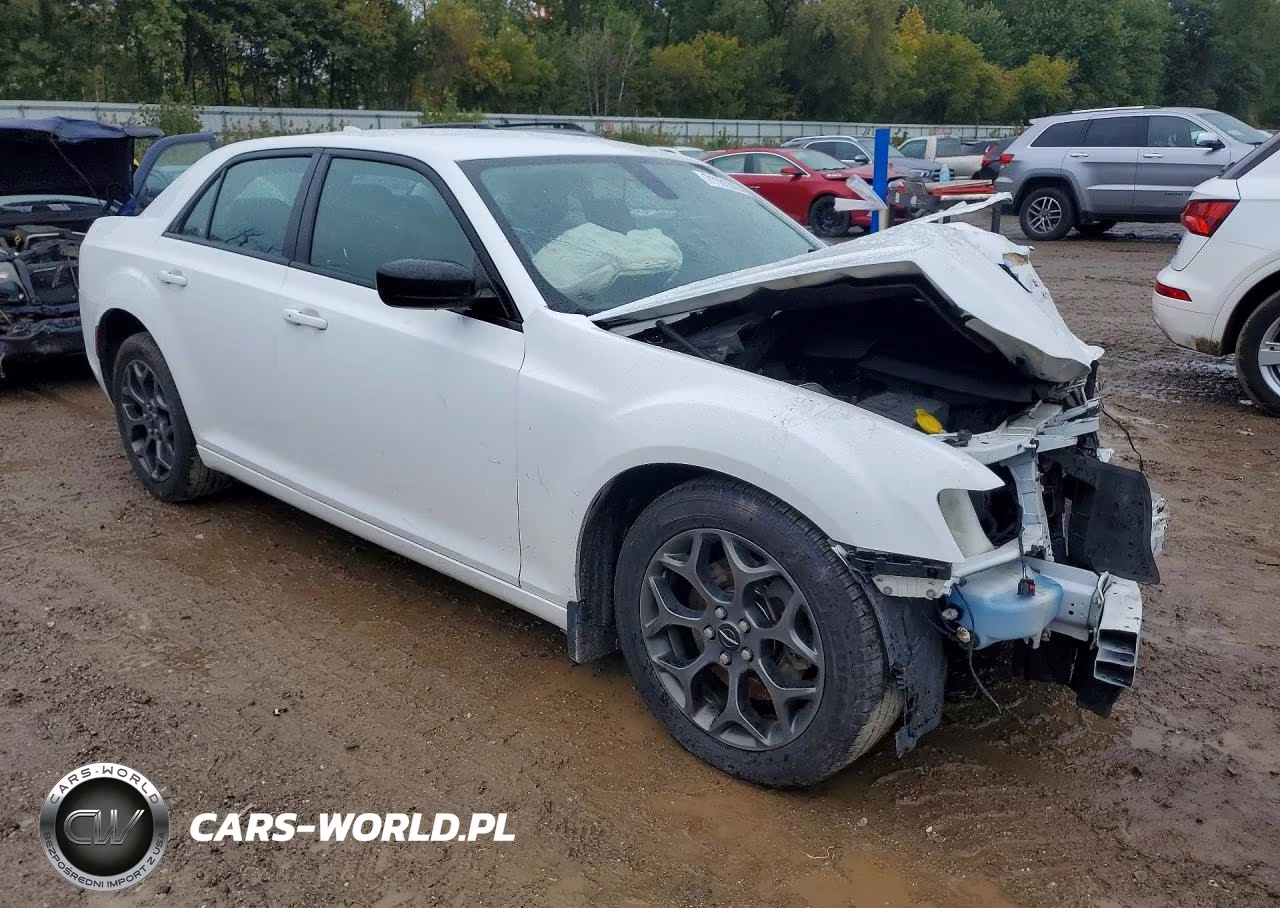 2018 Chrysler 300 Touring VIN:2C3CCARG3JH208398 - 4