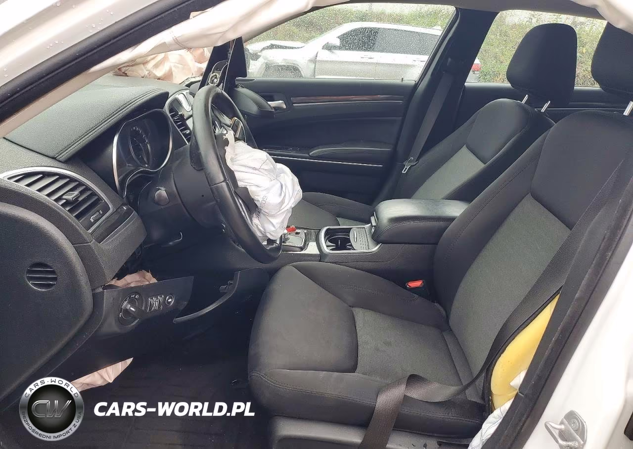 2018 Chrysler 300 Touring VIN:2C3CCARG3JH208398 - 7