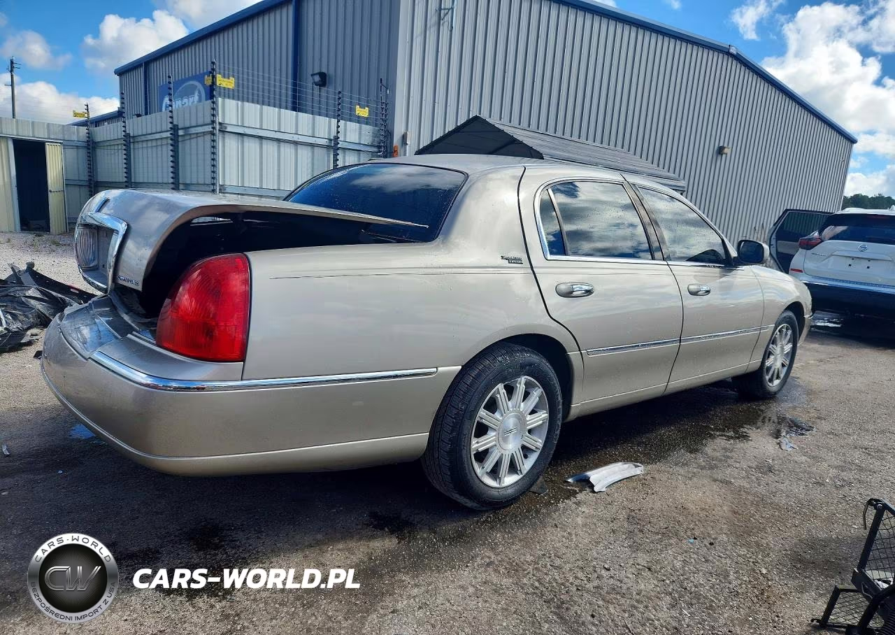 2010 Lincoln Town Car Signature Limited VIN:2LNBL8CV0AX604054 - 3