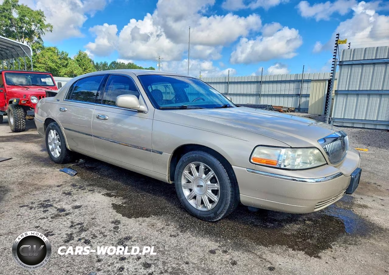 2010 Lincoln Town Car Signature Limited VIN:2LNBL8CV0AX604054 - 4