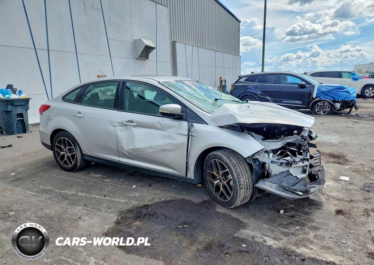 2017 Ford Focus Sel VIN:1FADP3H29HL346603 - 4