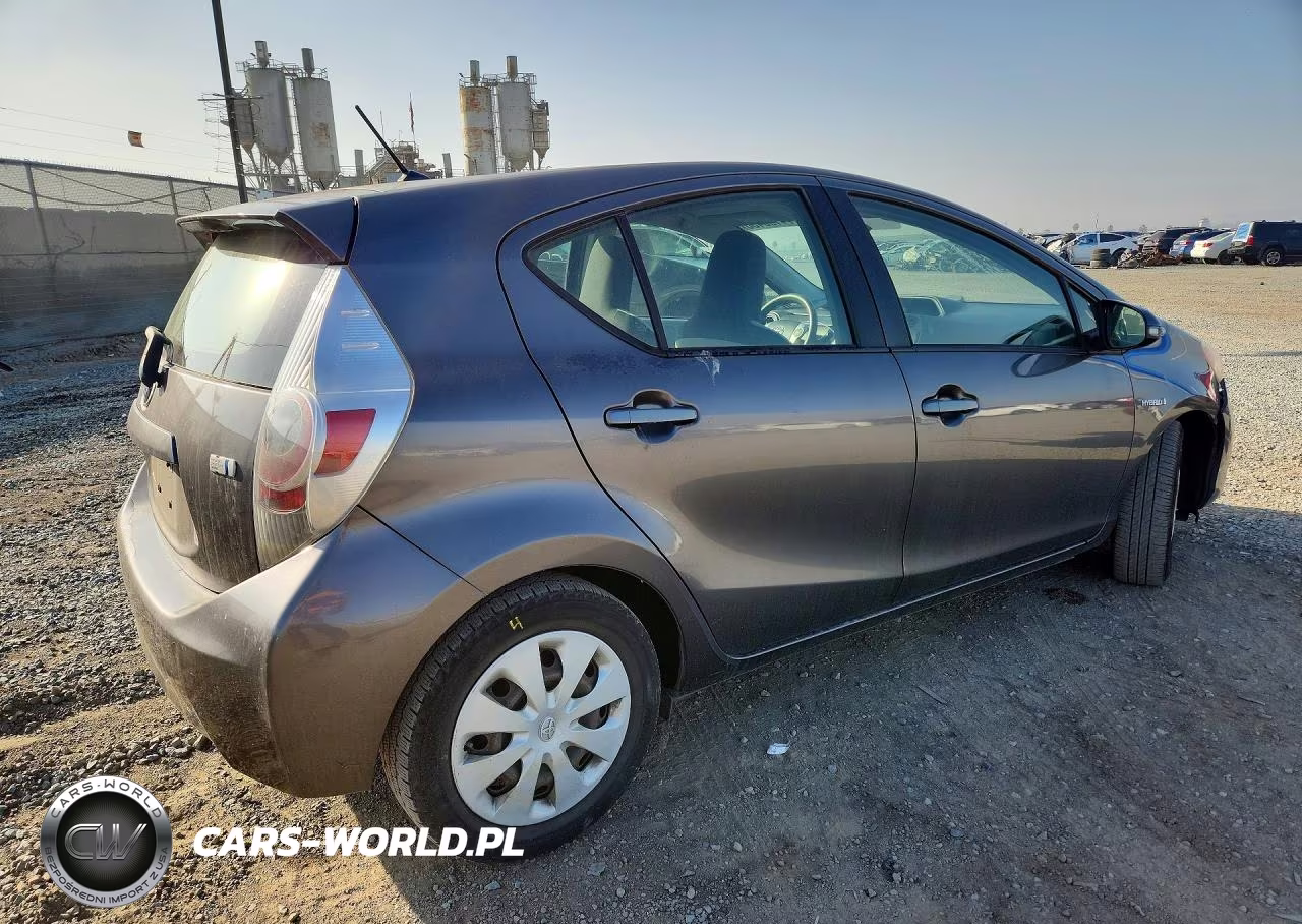 2013 Toyota Prius C One VIN:JTDKDTB35D1548548 - 3