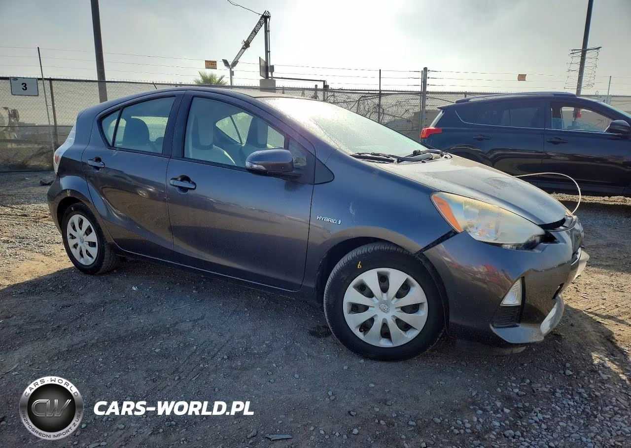 2013 Toyota Prius C One VIN:JTDKDTB35D1548548 - 4