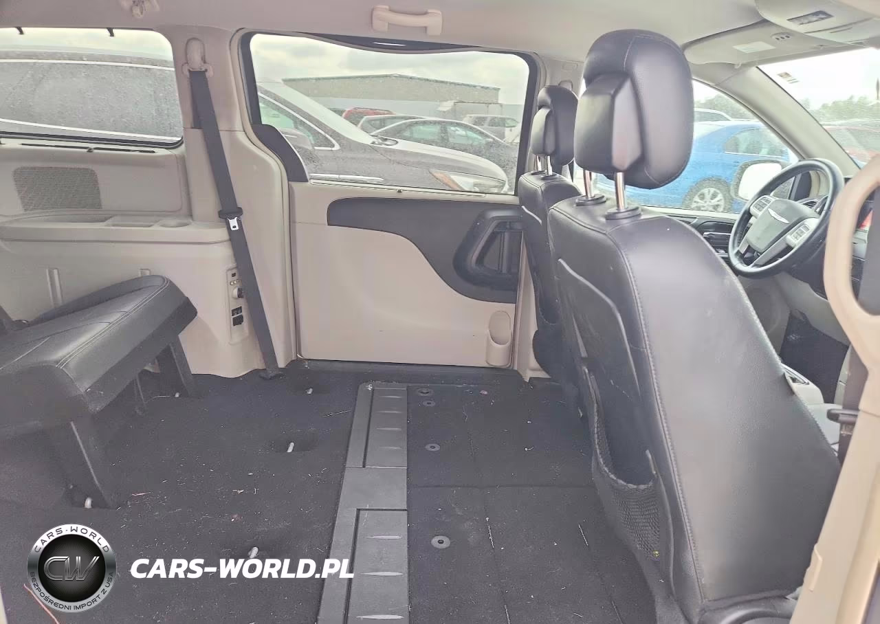 2015 Chrysler Town & Country Touring VIN:2C4RC1BG2FR731347 - 11