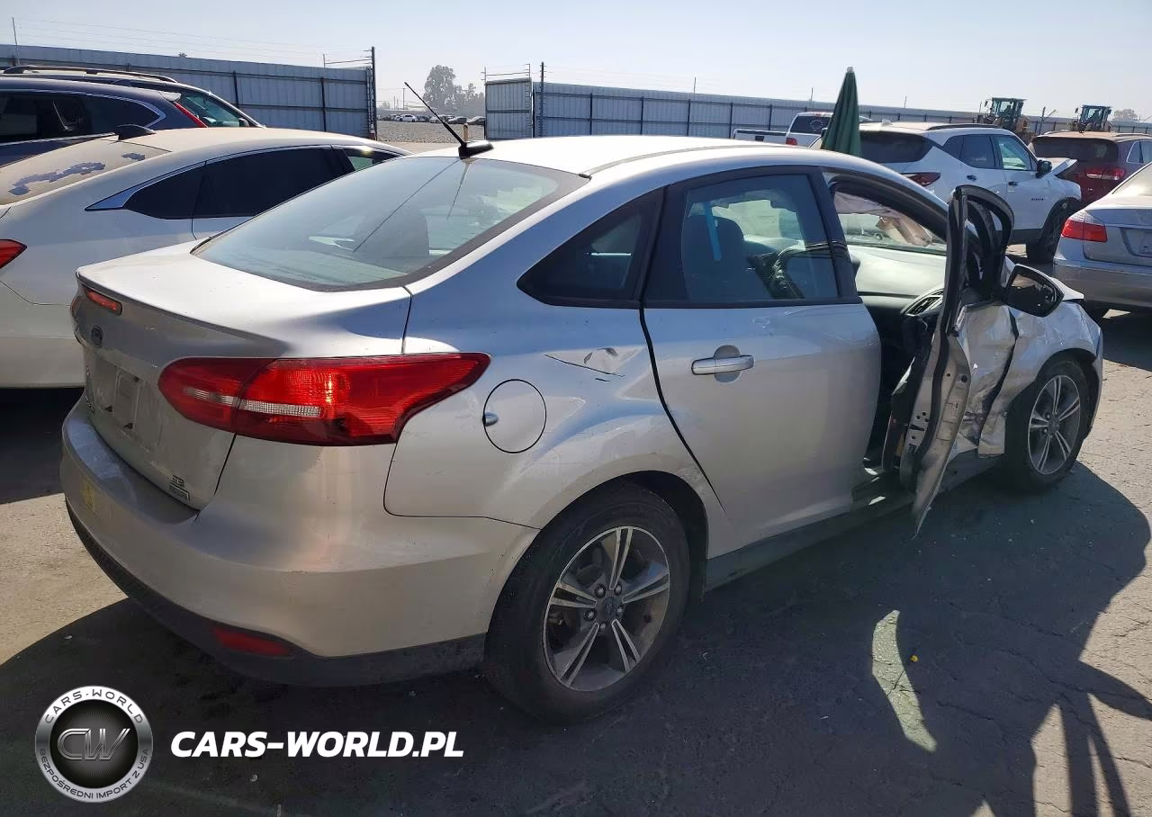 2018 Ford Focus Se VIN:1FADP3FE0JL331510 - 3