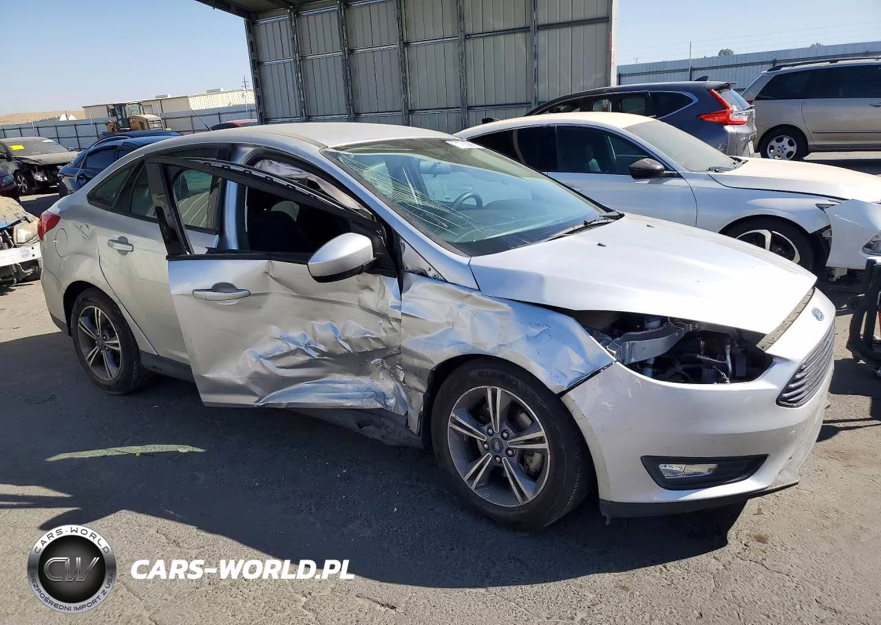 2018 Ford Focus Se VIN:1FADP3FE0JL331510 - 4