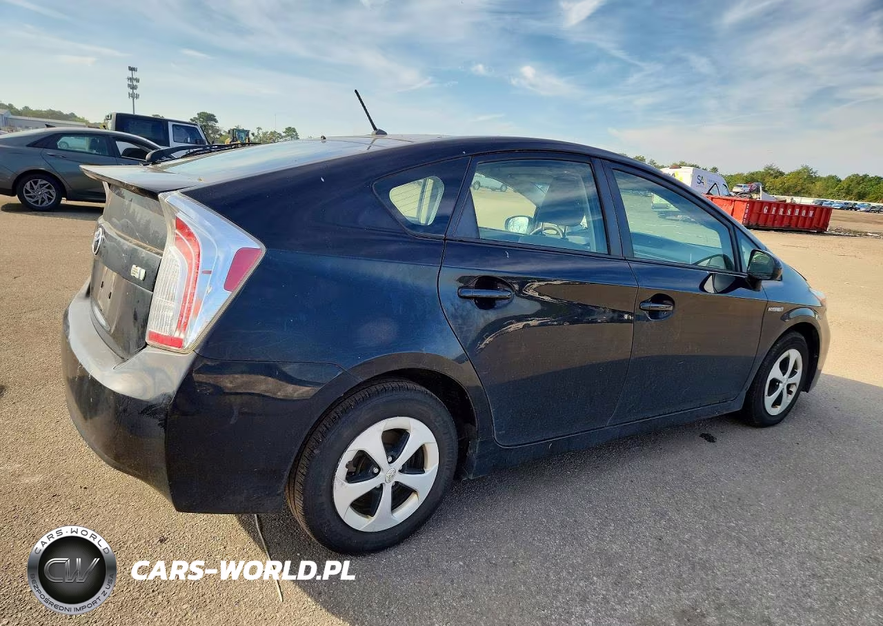 2015 Toyota Prius One VIN:JTDKN3DU2F1913337 - 3