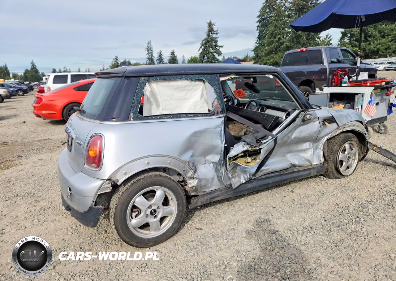 2007 Mini Cooper VIN:WMWMF33537TT52438 - 3