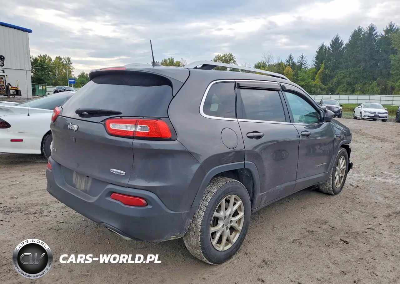2016 Jeep Cherokee Latitude VIN:1C4PJMCS2GW114766 - 3