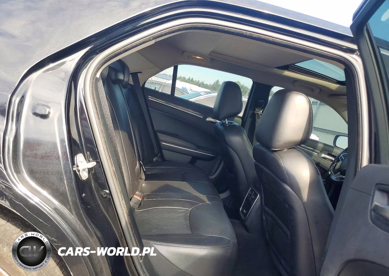 2019 Chrysler 300 Touring VIN:2C3CCARG0KH573414 - 10