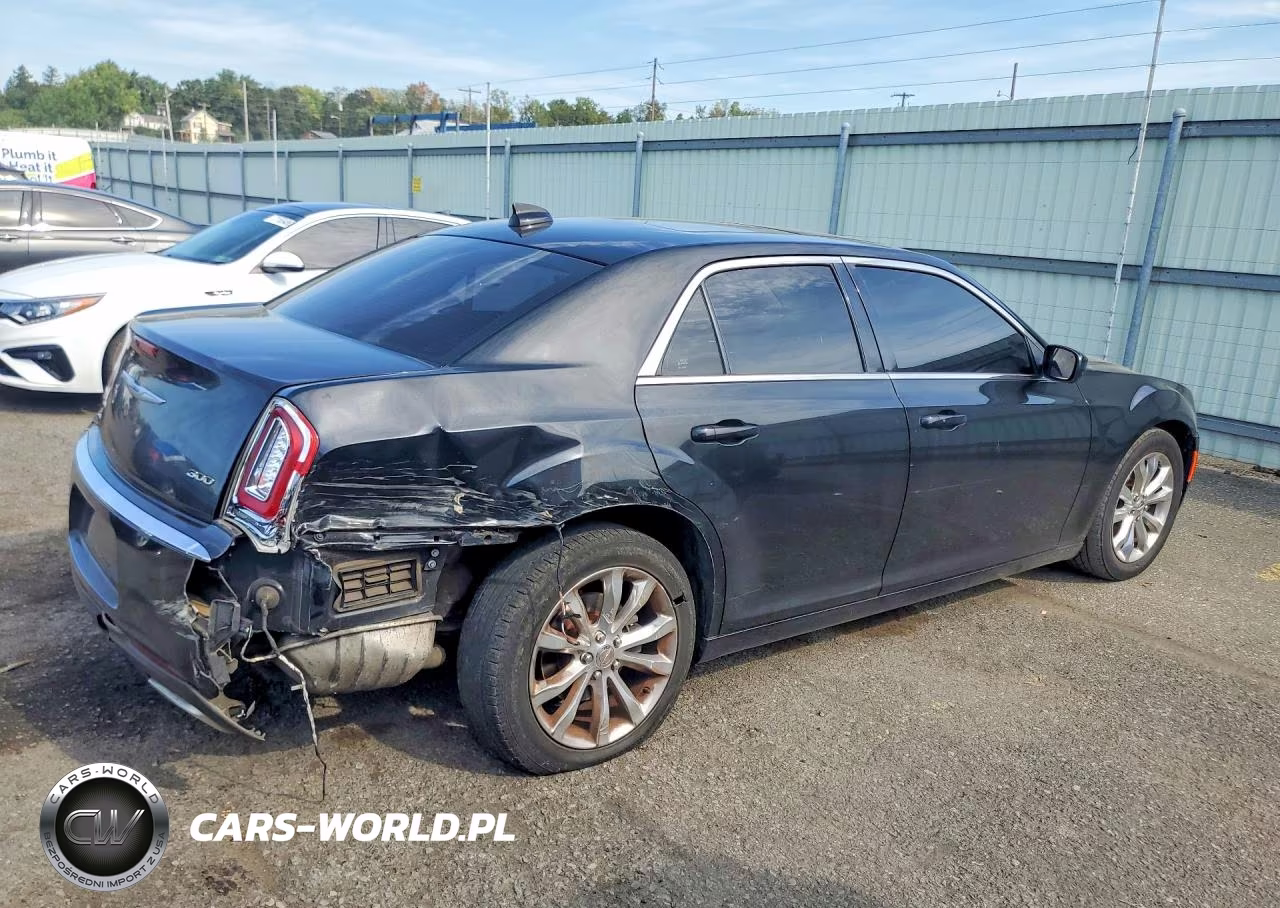 2019 Chrysler 300 Touring VIN:2C3CCARG0KH573414 - 3