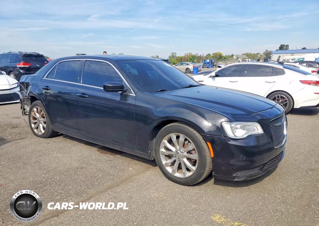 2019 Chrysler 300 Touring VIN:2C3CCARG0KH573414 - 4