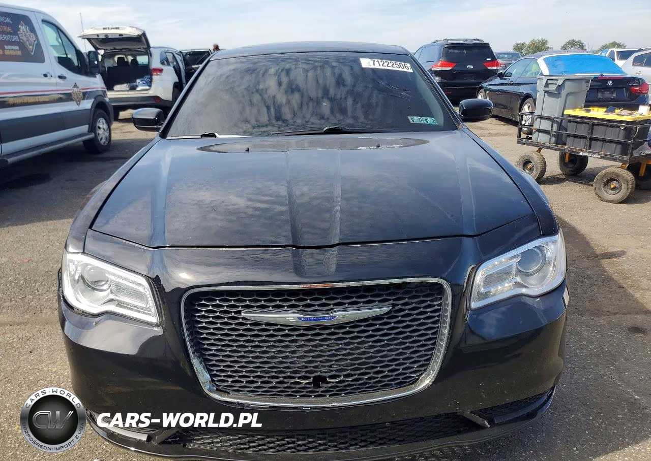 2019 Chrysler 300 Touring VIN:2C3CCARG0KH573414 - 5