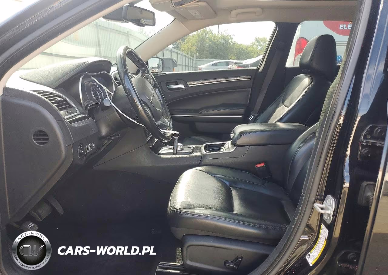2019 Chrysler 300 Touring VIN:2C3CCARG0KH573414 - 7