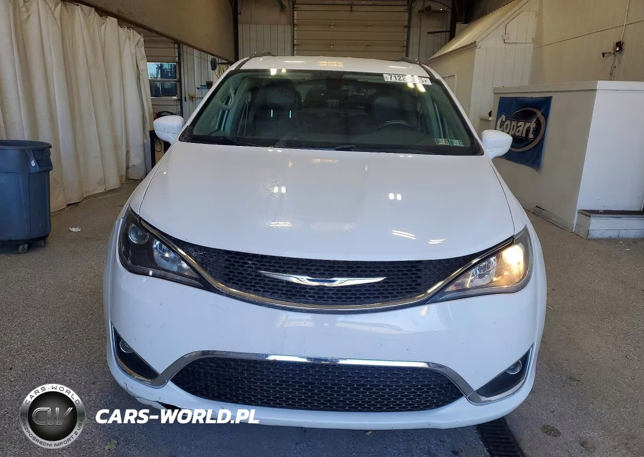 2017 Chrysler Pacifica Touring L Plus VIN:2C4RC1EG1HR846519 - 5