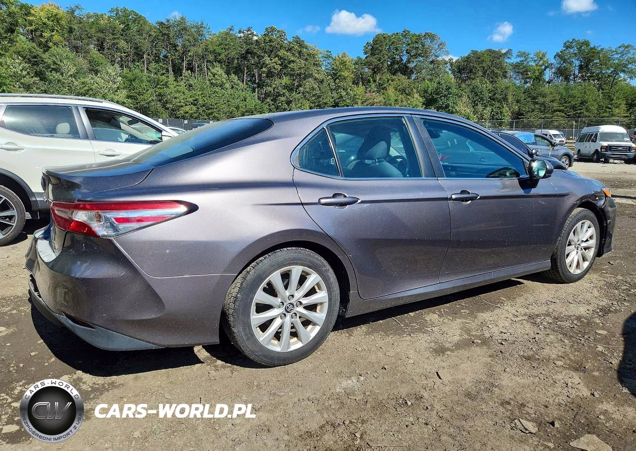 2018 Toyota Camry Le VIN:4T1B11HKXJU580798 - 3