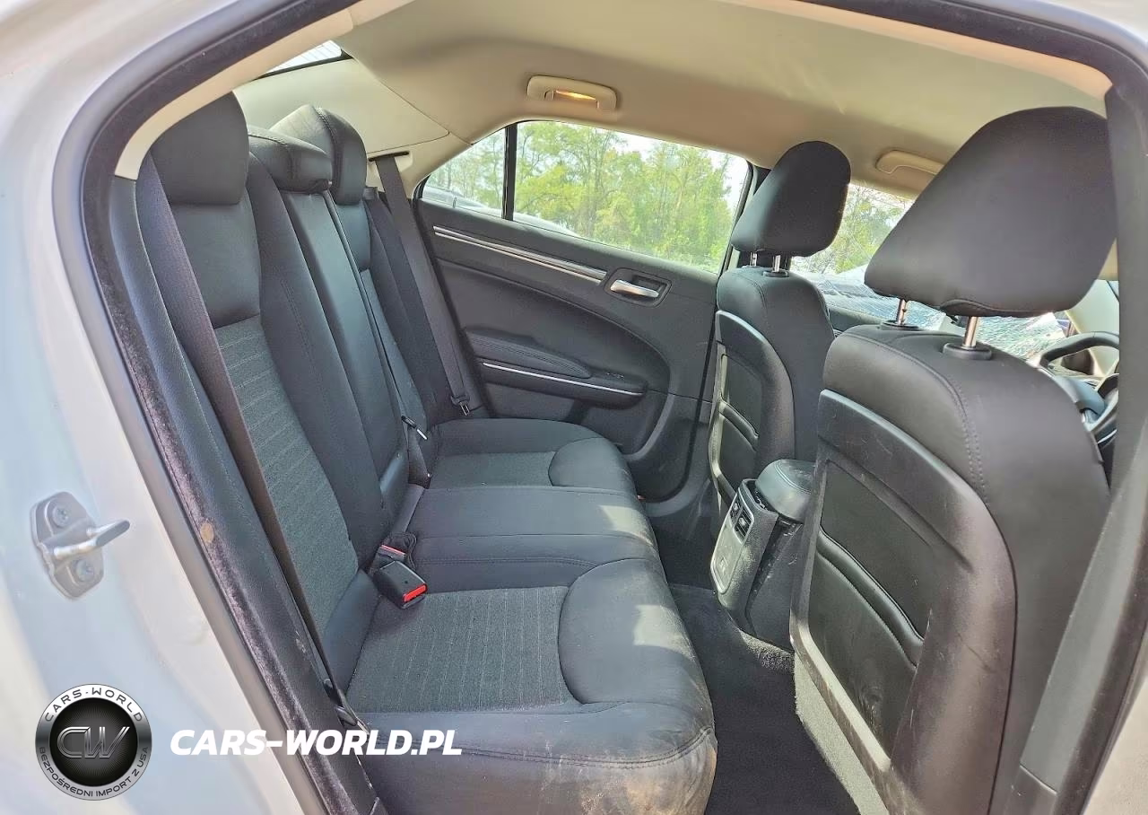2019 Chrysler 300 Touring VIN:2C3CCAAG3KH722989 - 10