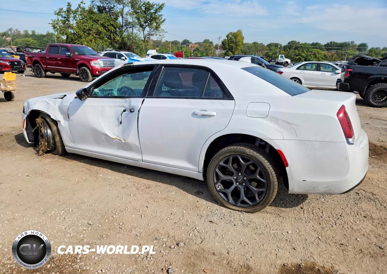 2019 Chrysler 300 Touring VIN:2C3CCAAG3KH722989 - 2