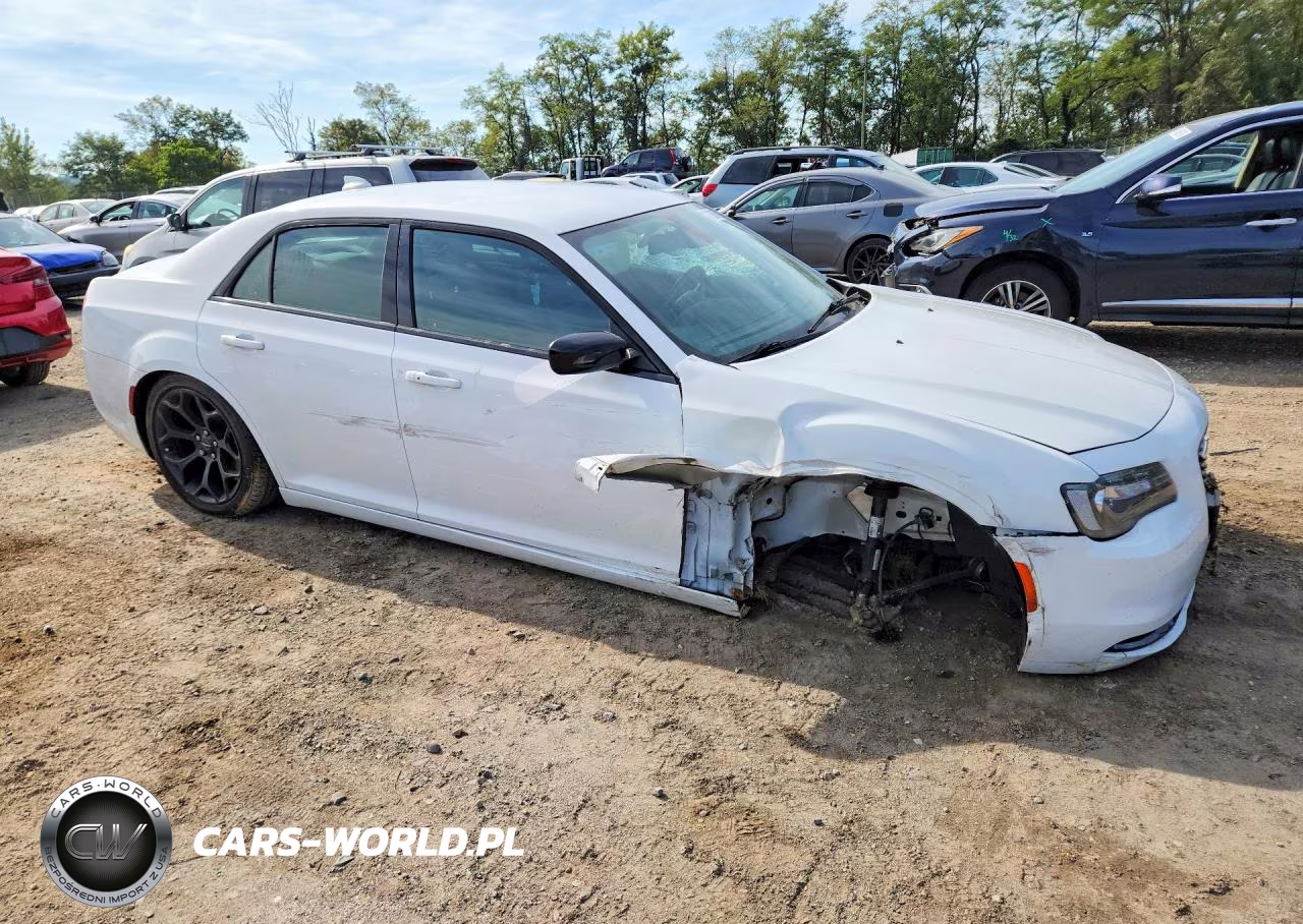 2019 Chrysler 300 Touring VIN:2C3CCAAG3KH722989 - 4
