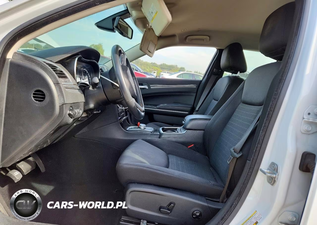 2019 Chrysler 300 Touring VIN:2C3CCAAG3KH722989 - 7