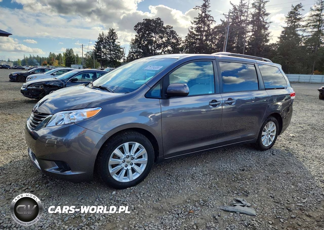 2014 Toyota Sienna Le – zdjęcie 1 z 13