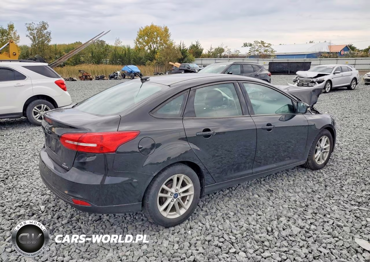 2015 Ford Focus Se VIN:1FADP3F22FL355577 - 3