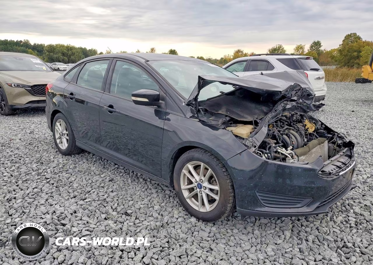 2015 Ford Focus Se VIN:1FADP3F22FL355577 - 4