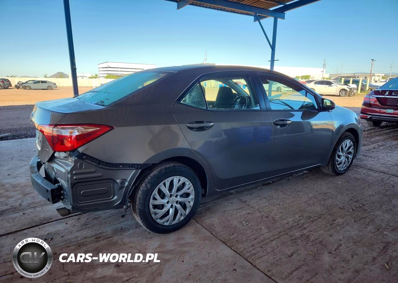 2018 Toyota Corolla Le VIN:5YFBURHE6JP826408 - 3