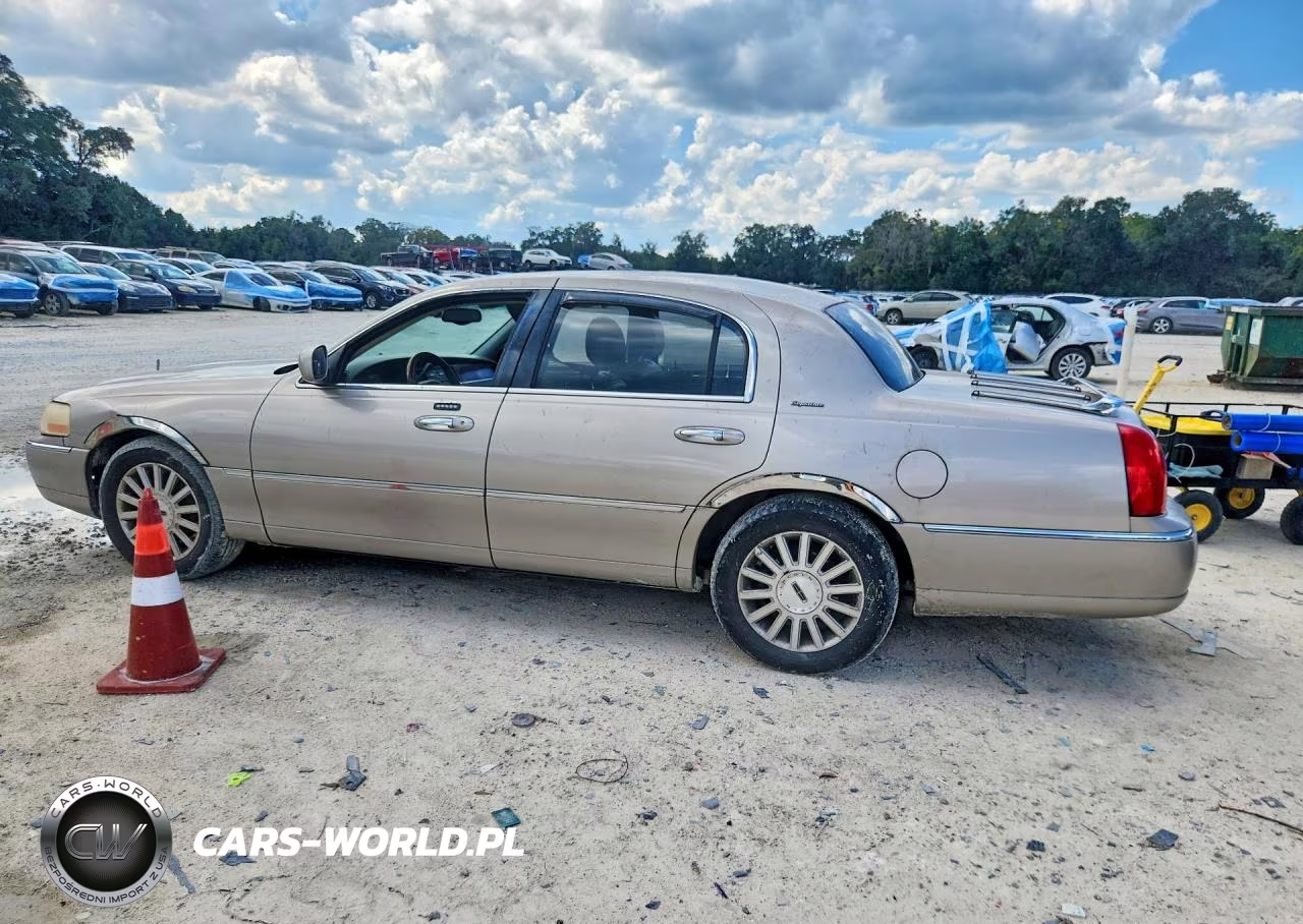 2003 Lincoln Town Car Signature VIN:1LNHM82W73Y602788 - 2