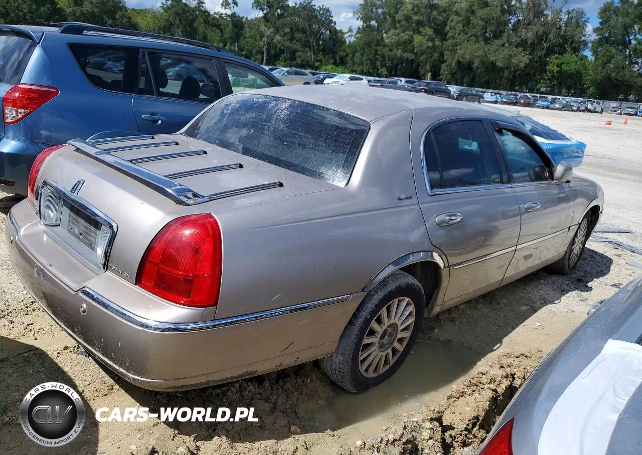 2003 Lincoln Town Car Signature VIN:1LNHM82W73Y602788 - 3