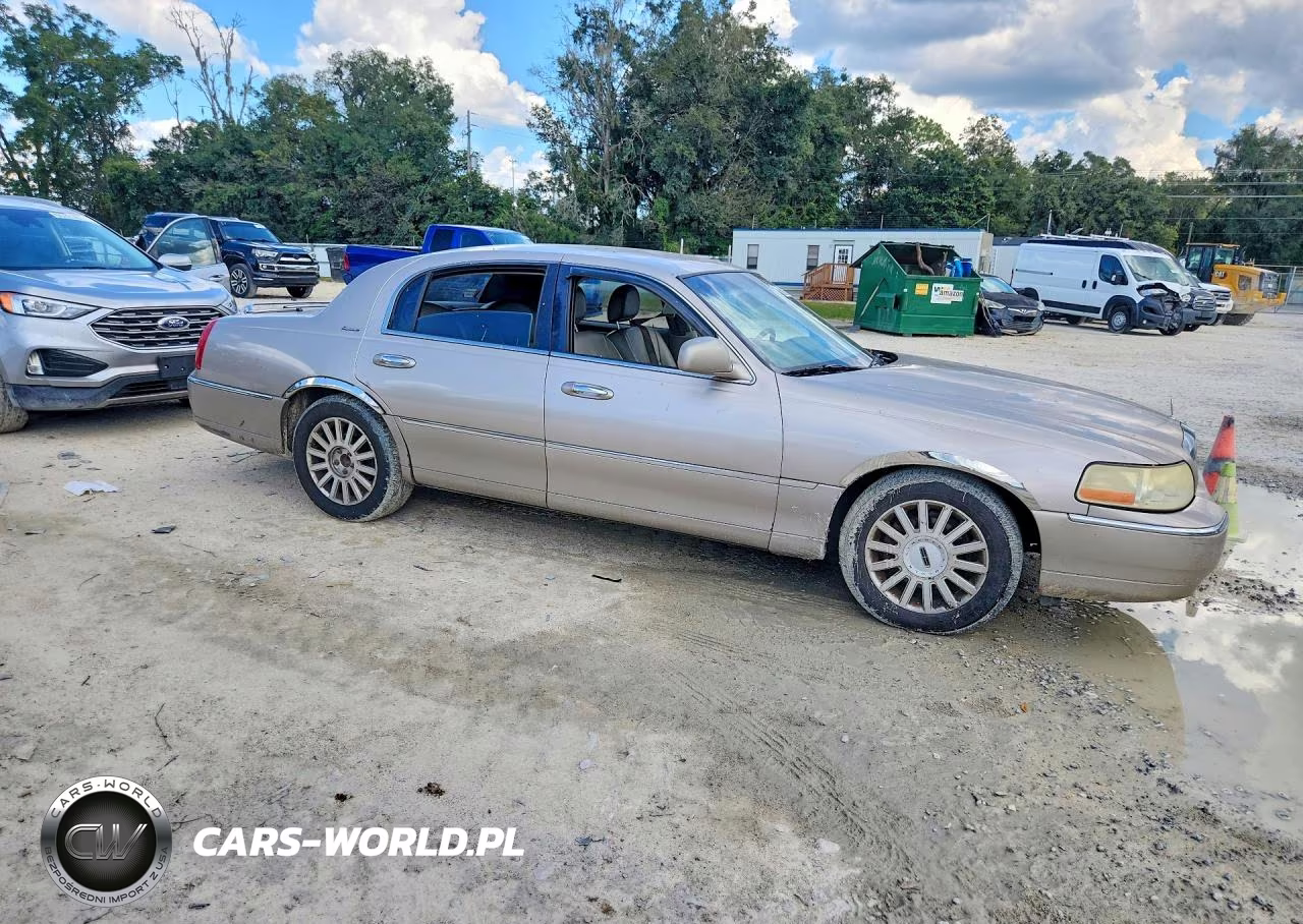 2003 Lincoln Town Car Signature VIN:1LNHM82W73Y602788 - 4